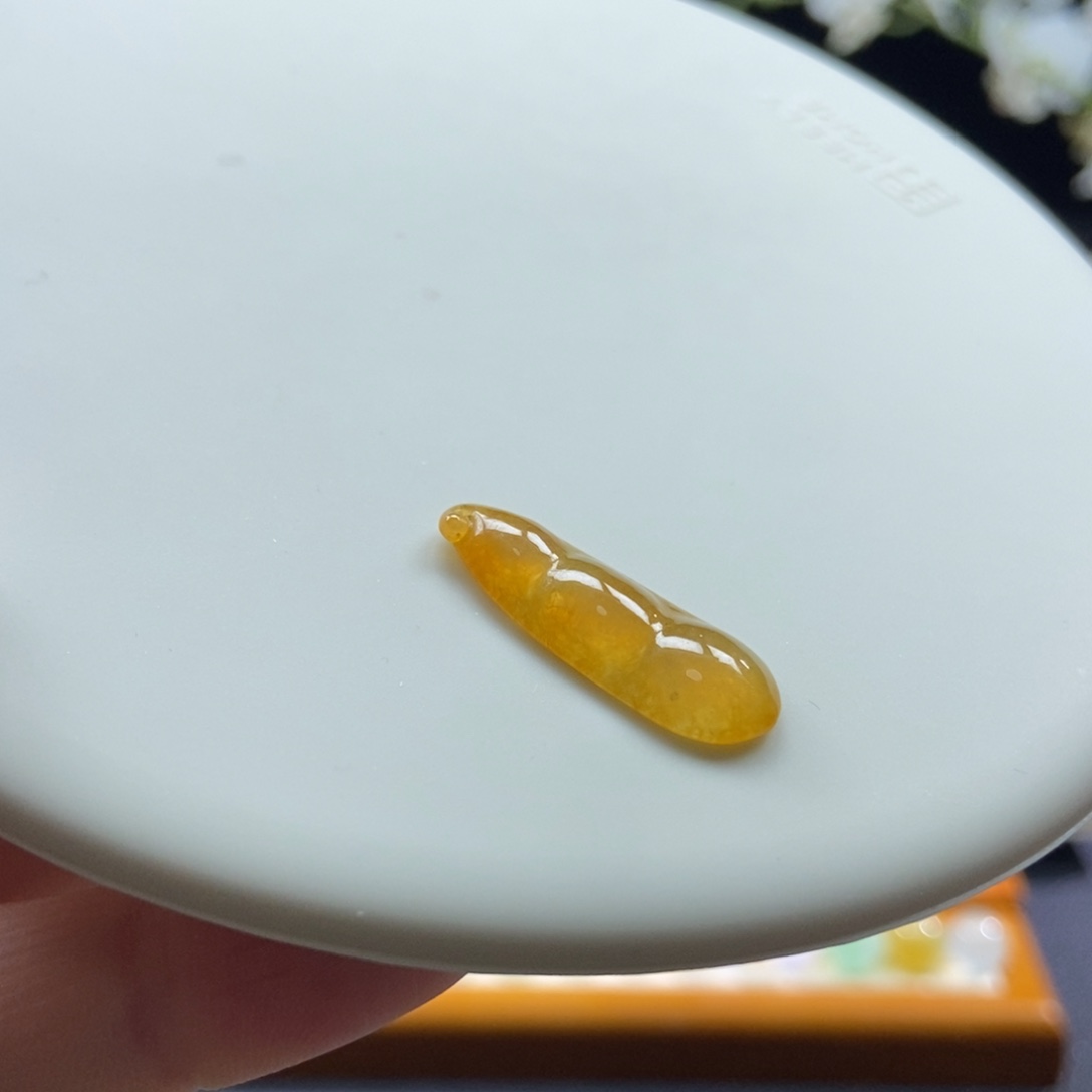 翡翠颈饰未镶嵌翡翠冰黄豆子