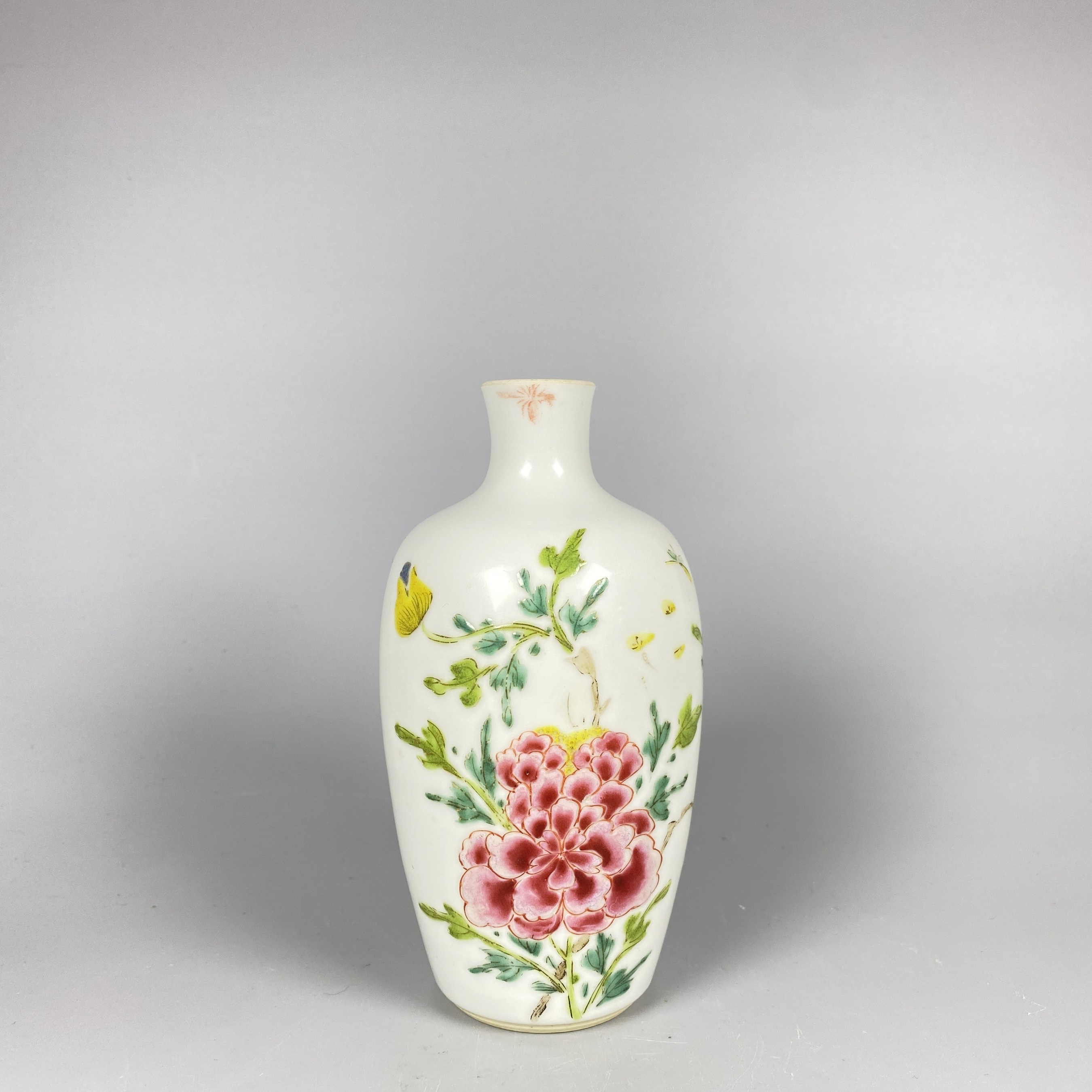 【022041250】清雍正牡丹纹莱菔瓶