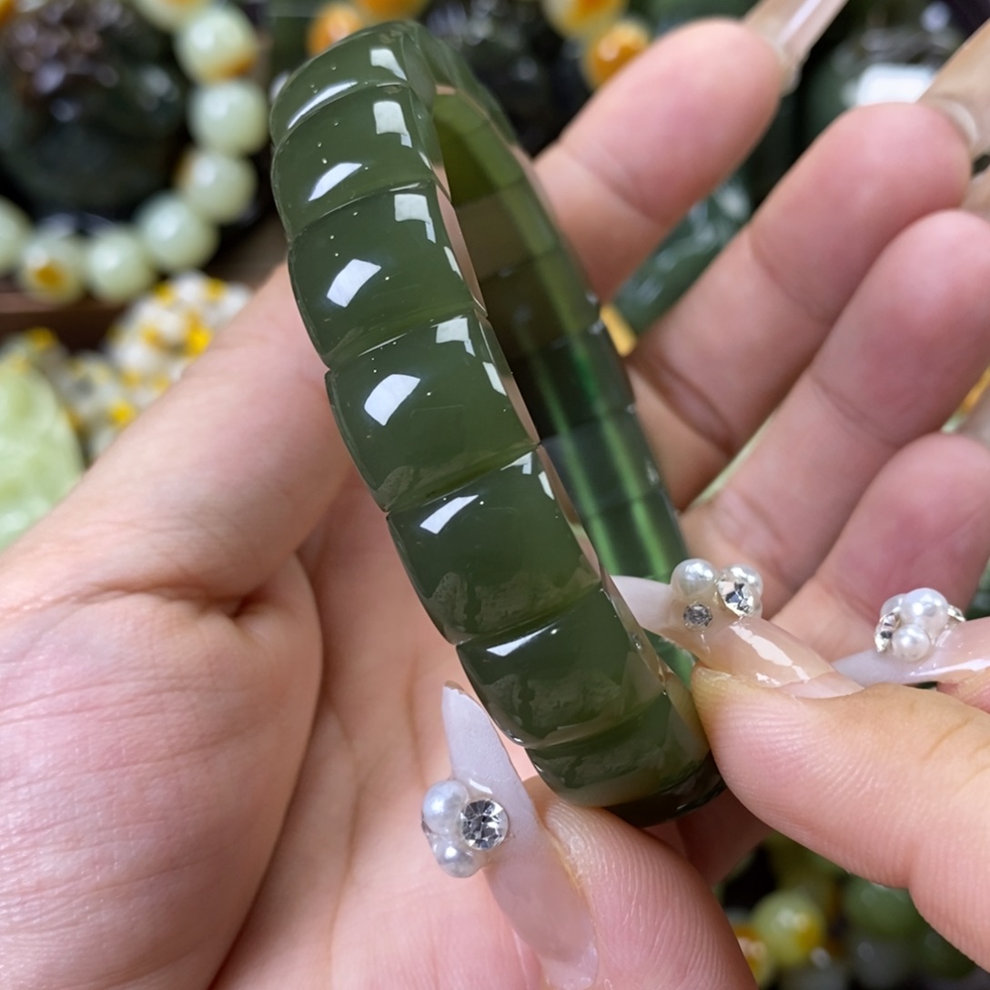 手串未镶嵌透闪石质玉石*儿手牌