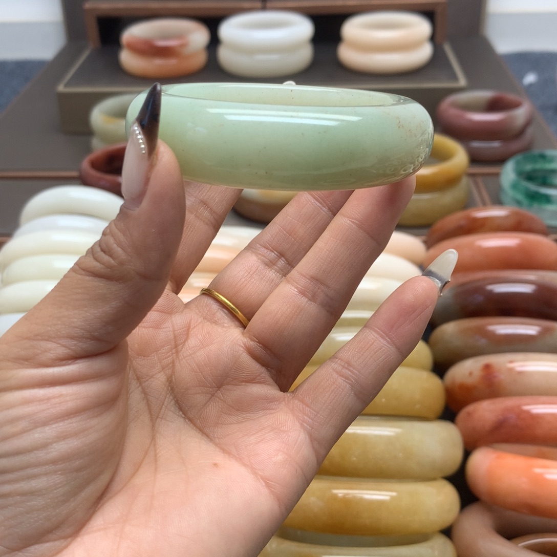 石英岩玉未镶嵌手镯