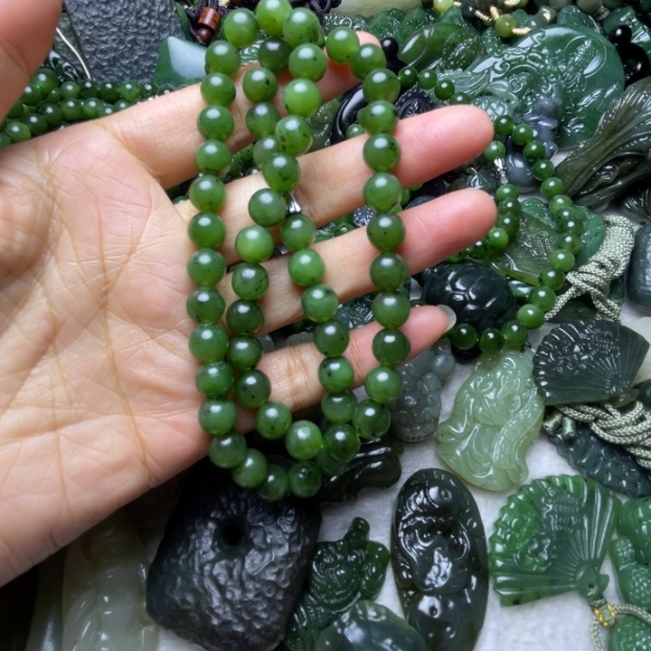 王***儿和田玉未镶嵌颈饰