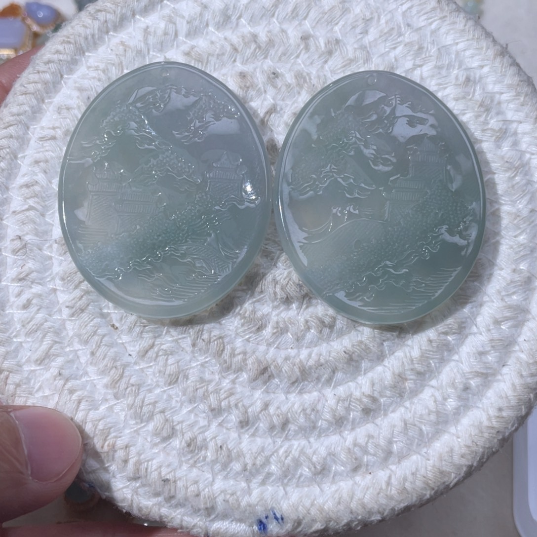 ****翡翠未镶嵌颈饰山水