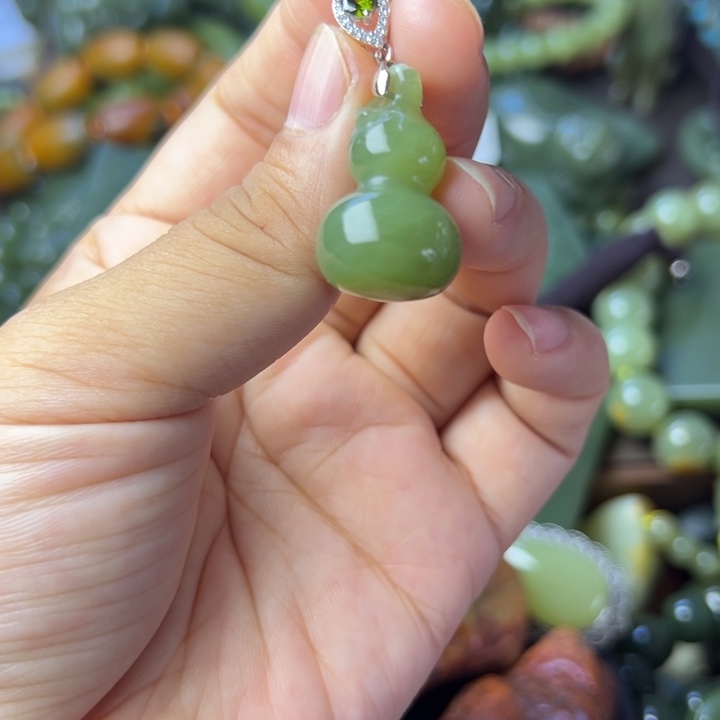 未镶嵌岫岩老玉（透闪石质玉）挂件