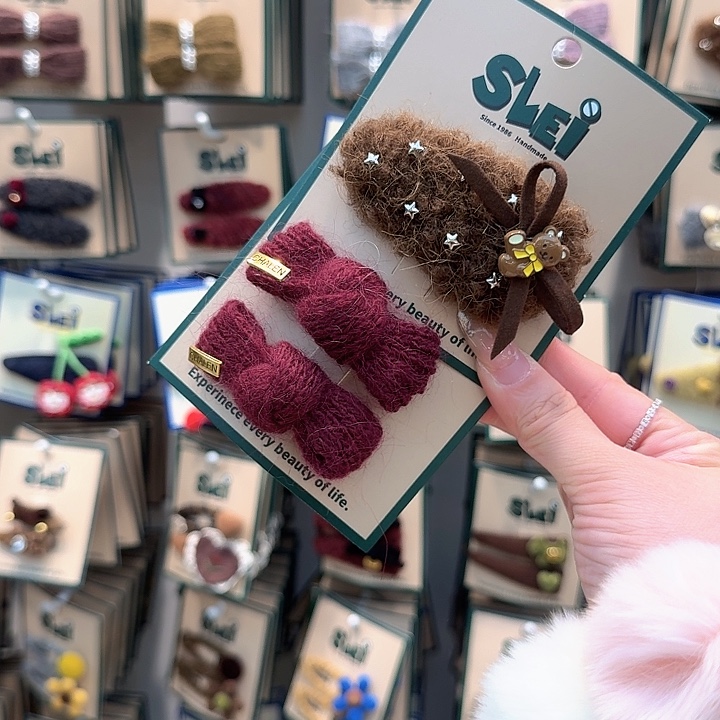 红色蝴蝶结和深棕星星毛毛掰掰