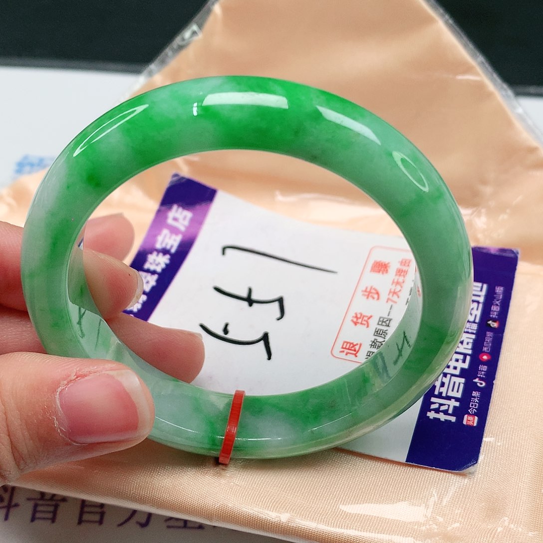 翡翠手镯未镶嵌翡翠