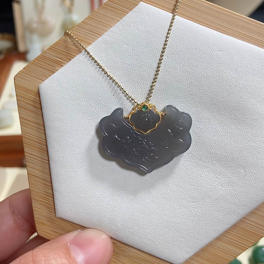 和田玉吊坠(赠链)18K金镶嵌