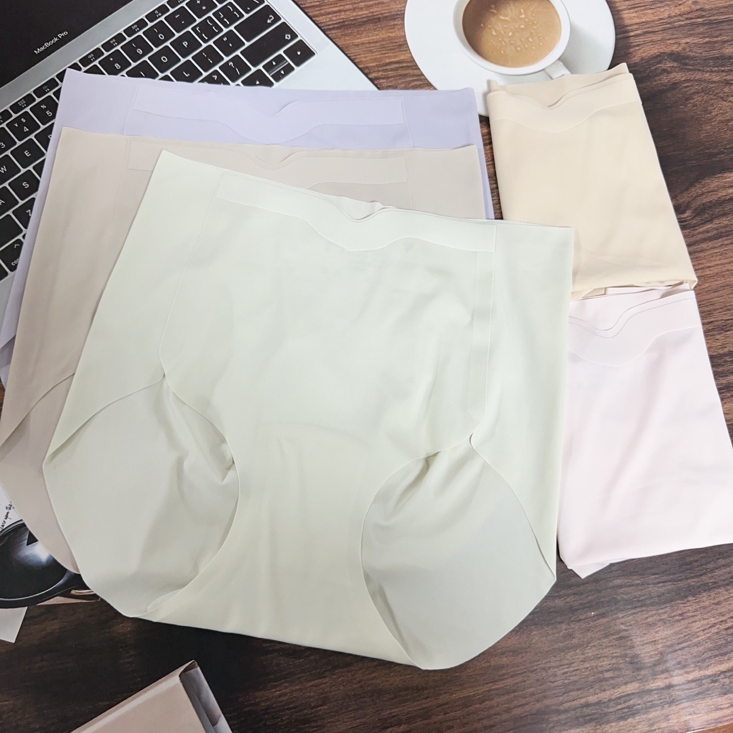 超薄无痕奶冰丝裸感升级版透气桑蚕丝抑菌底档女士运动瑜伽内裤