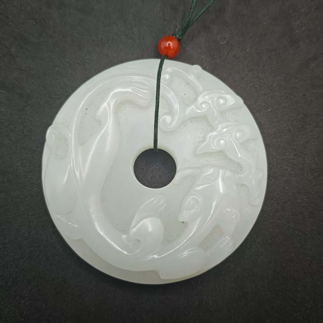 45F138   清   和田玉螭龙衔灵芝玉璧