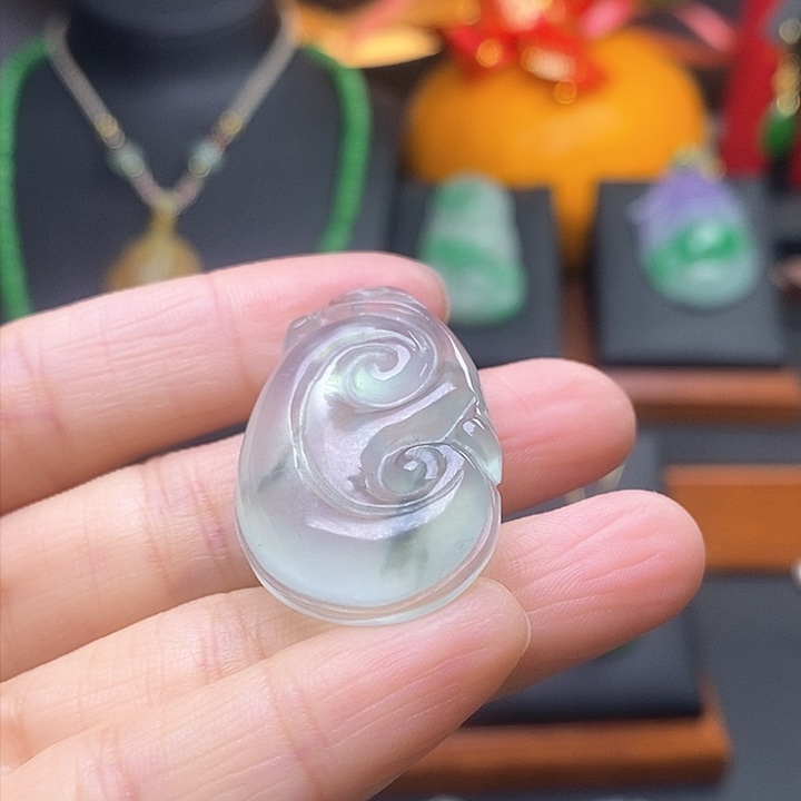 翡翠颈饰未镶嵌如意