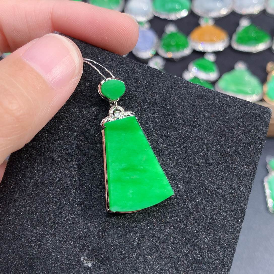 柏***尔翡翠18K金镶嵌颈饰