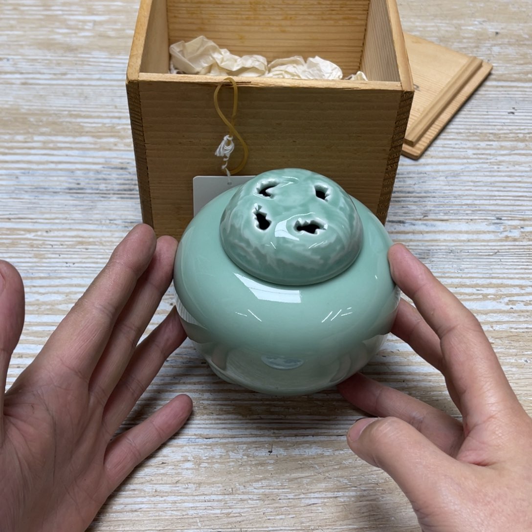 瓷片?***?密密麻麻地排列着一个