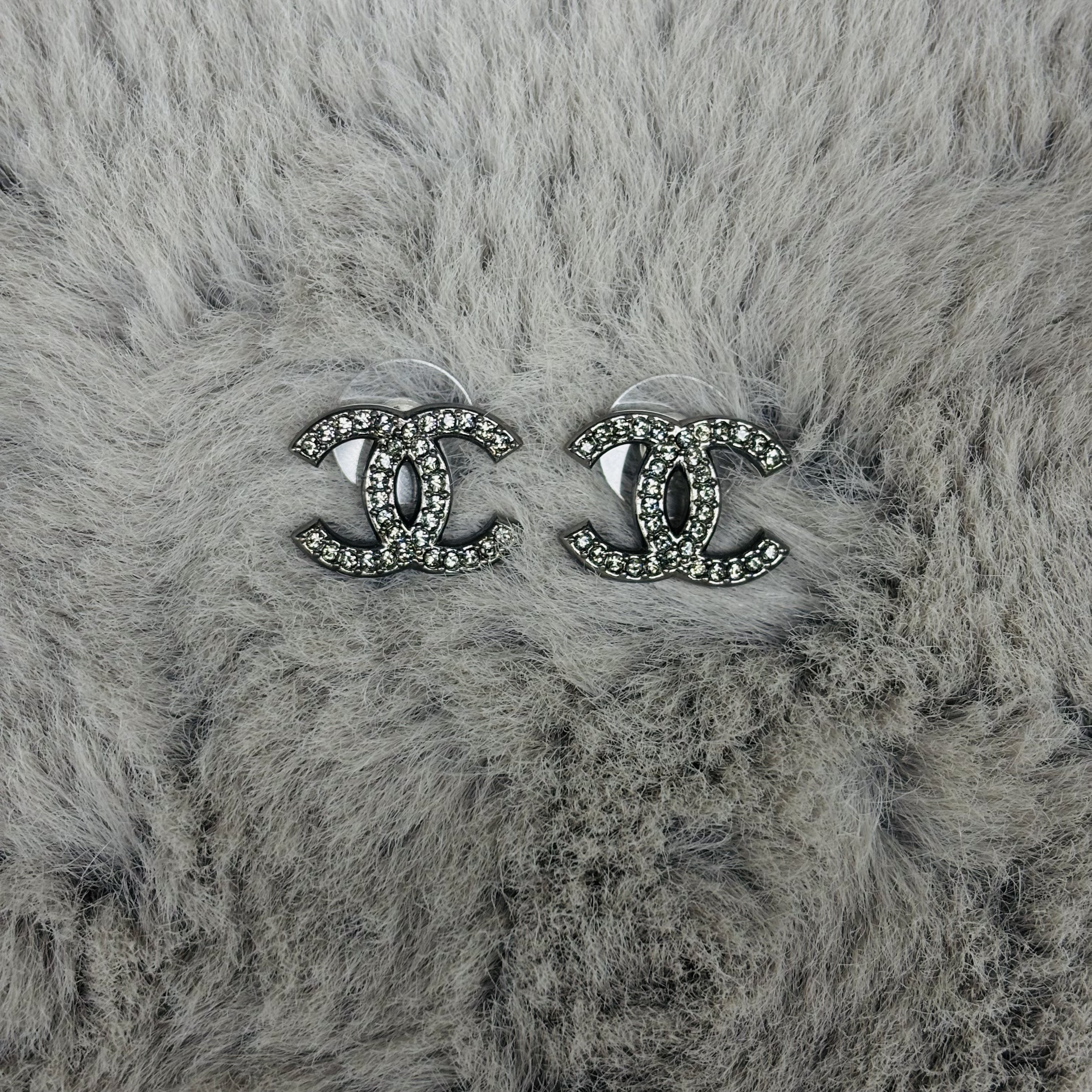 99新 Chanel/香奈儿 精致 经典 锵灰色 满钻 双C 耳钉AR0057