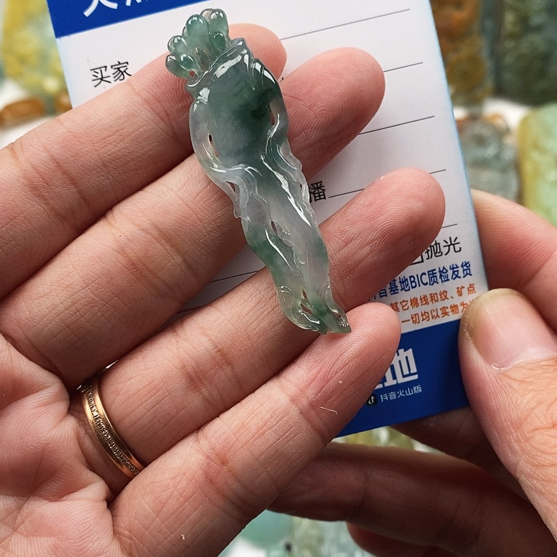 翡翠未镶嵌颈饰人生如意
