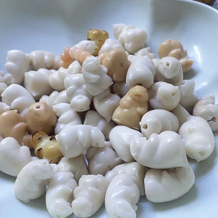 白玉菩提吊坠微瑕象牙果土拨鼠三颗