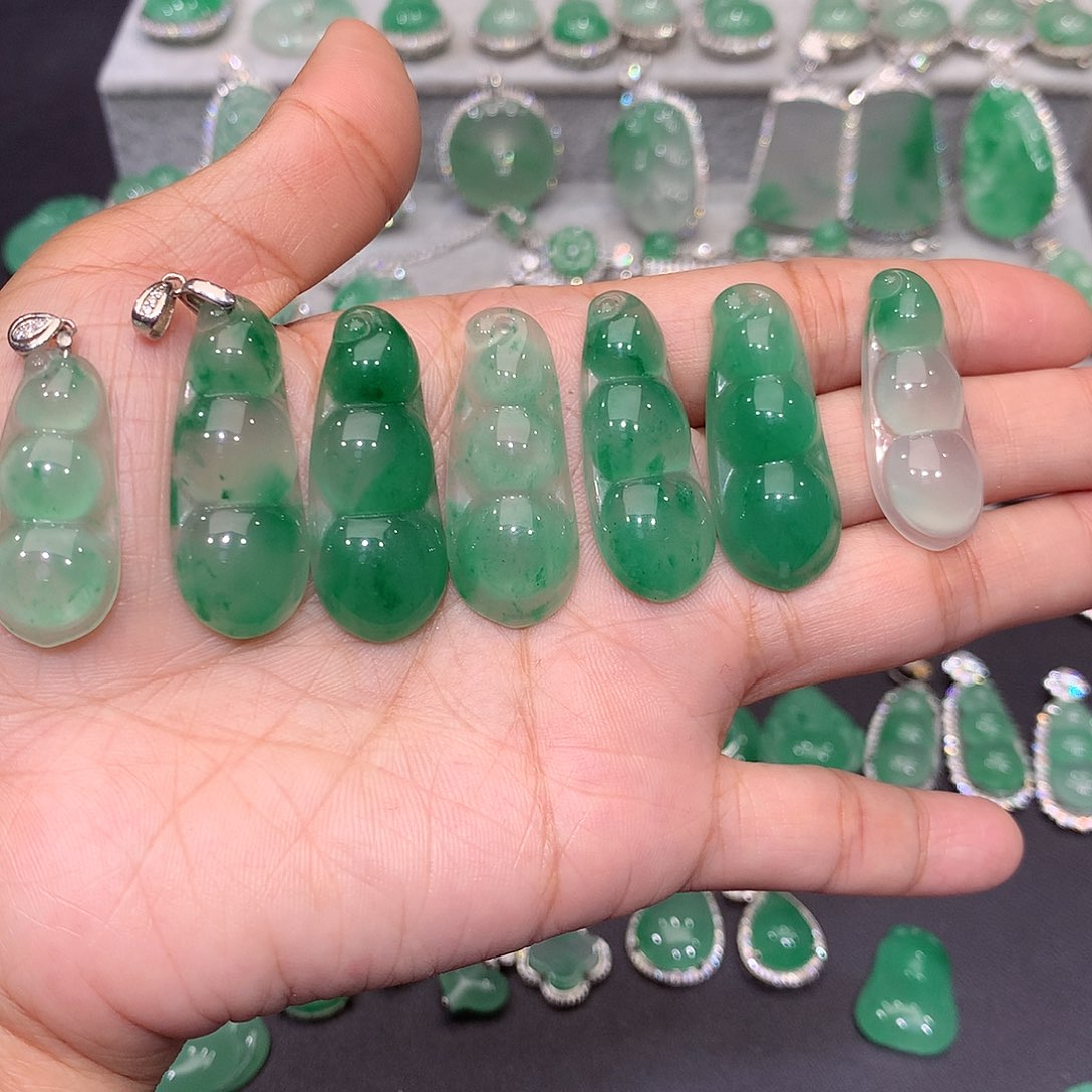 颈饰未镶嵌石英质玉（非洲翠）多样性发其一