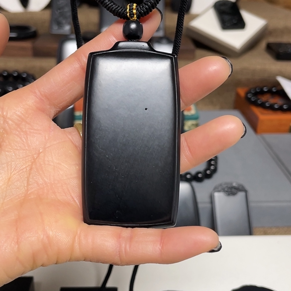 【闪购商品】和田玉（墨玉）吊坠(不含链)未镶嵌高羊脂毛孔80克