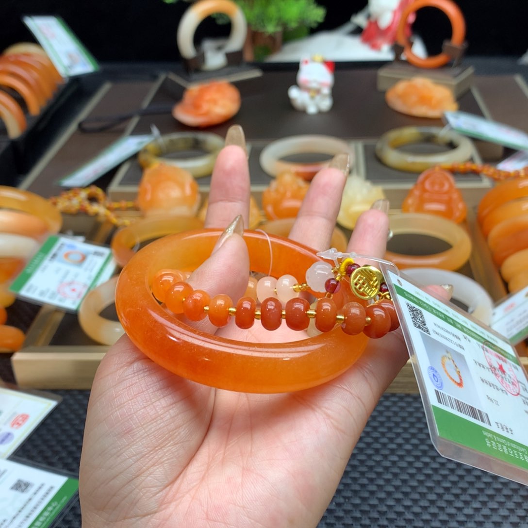 石英质玉（黄龙玉）手镯未镶嵌黑*瑰