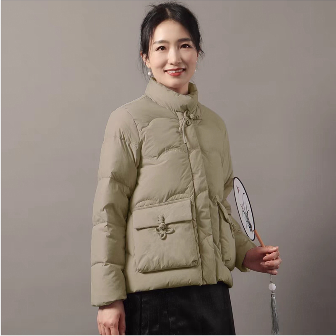 反季测新款   口袋领口花扣羽绒服 J68