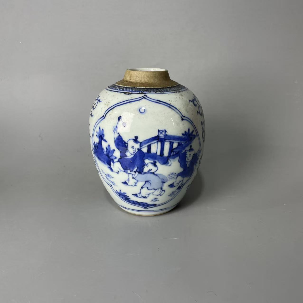 青花开窗婴戏图罐