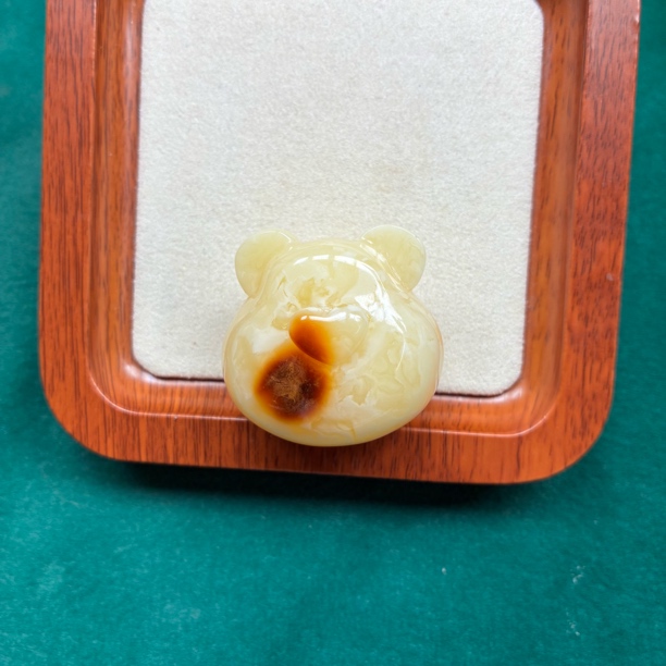 天然琥珀蜜蜡白花熊头。抖音基地发货。带证书。