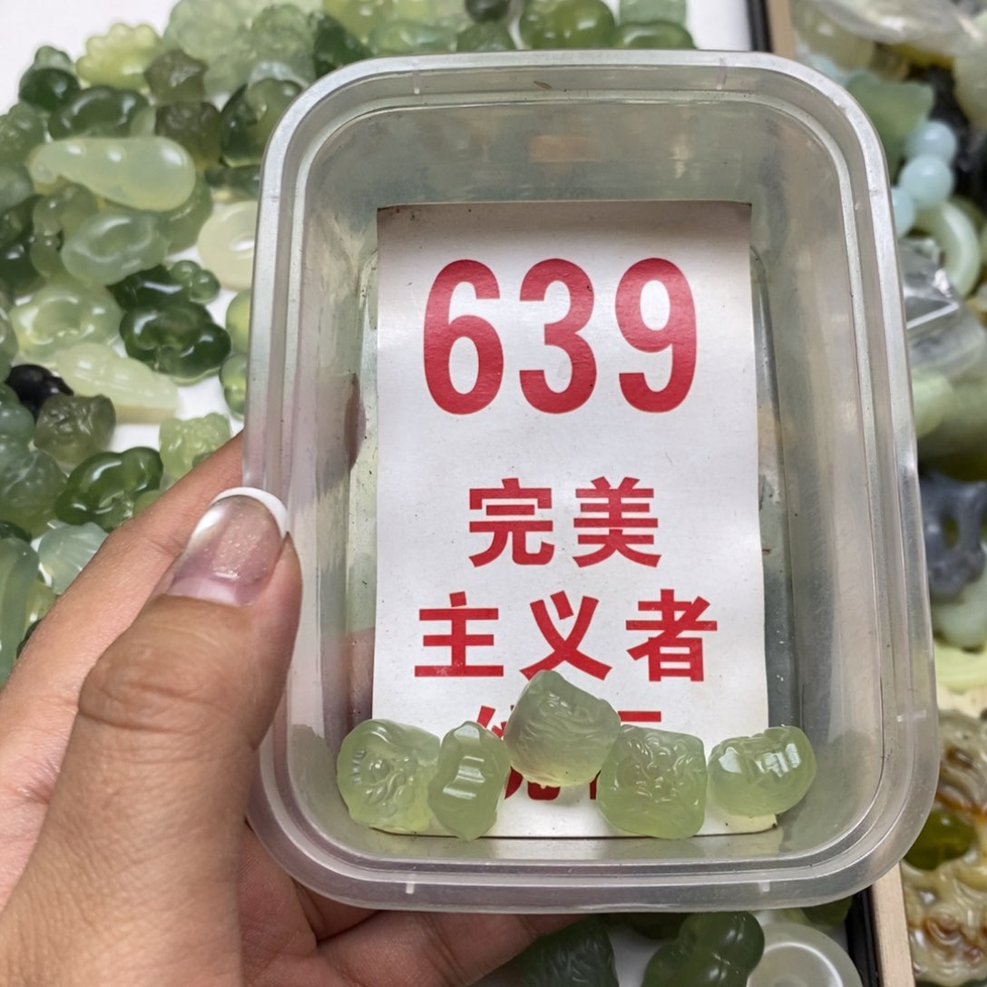 透闪石-蛇纹石玉吊坠未镶嵌