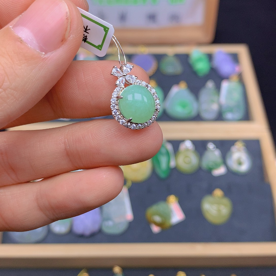 翡翠颈饰未镶嵌翡翠