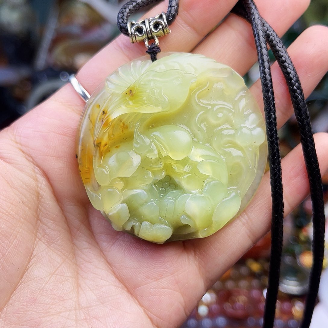 蛇纹石玉颈饰未镶嵌