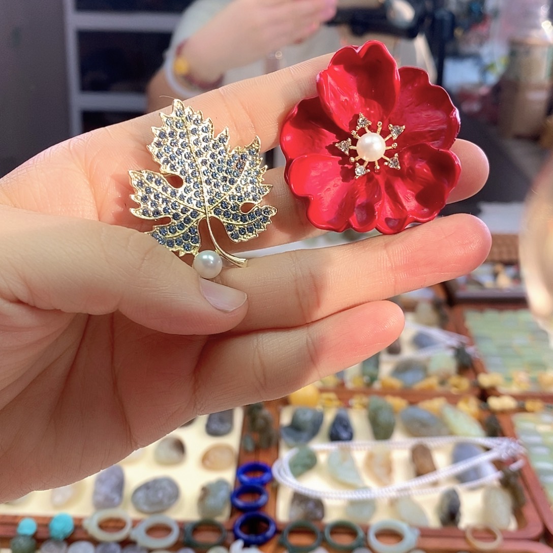 合金淡水珍珠胸饰