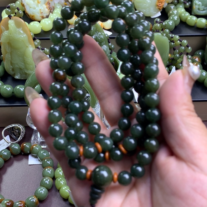 颈饰未镶嵌透闪石质玉