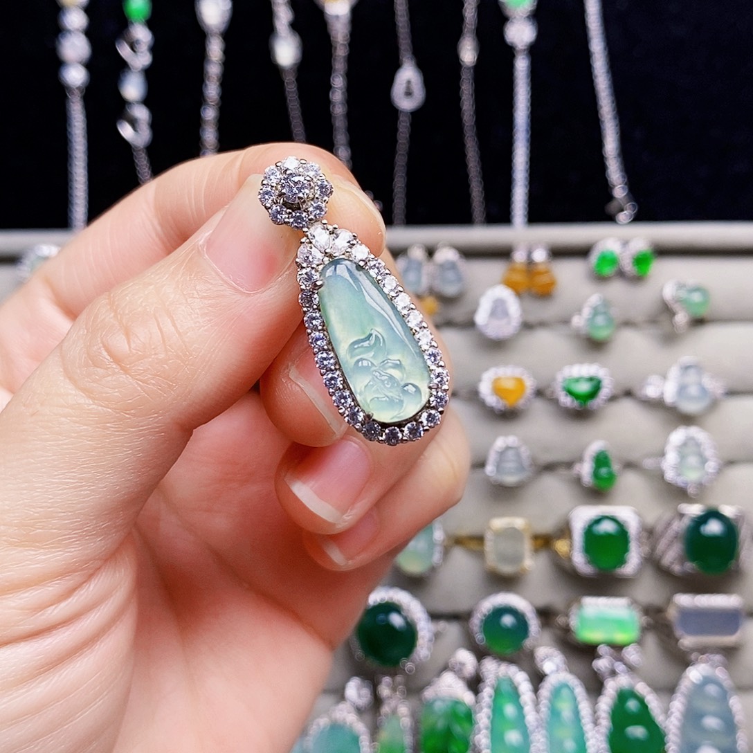 翡翠银S925镶嵌颈饰莲花