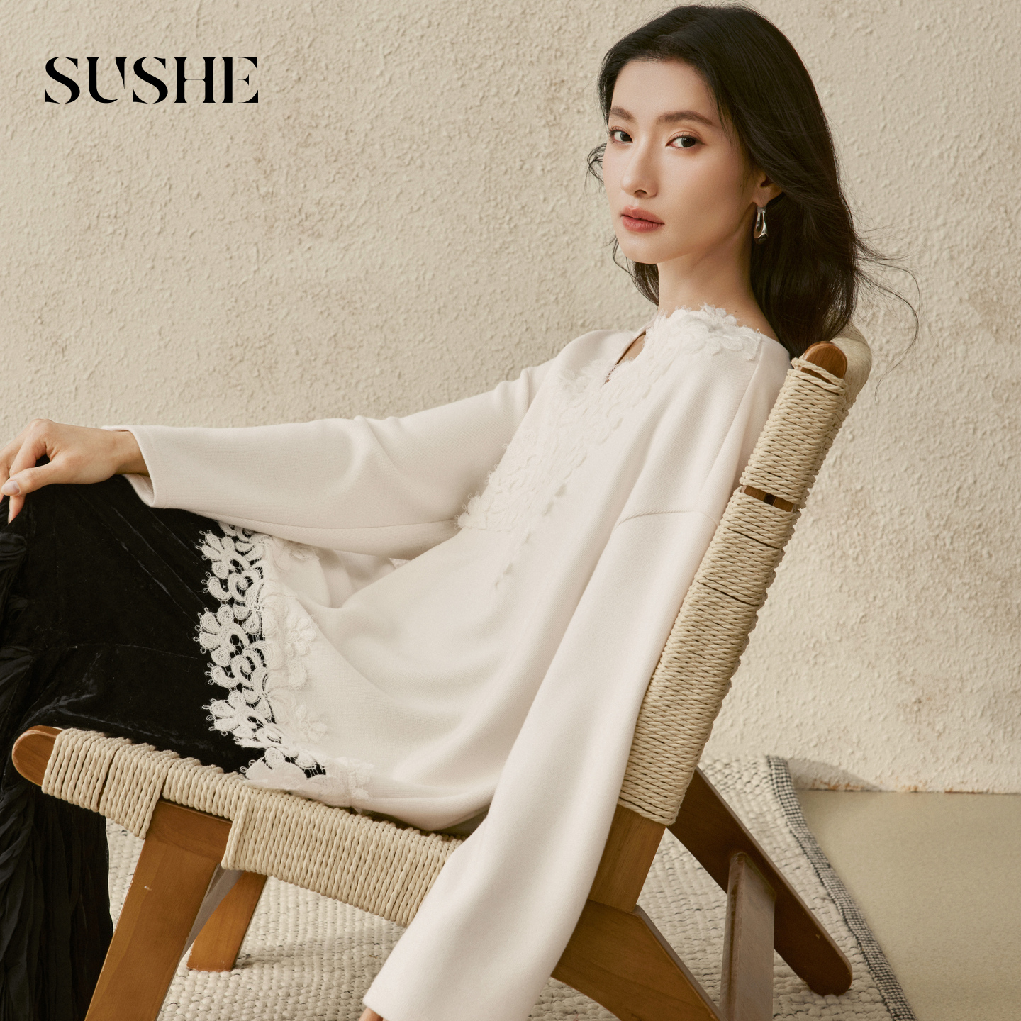 束皙SUSHE 芙蕊 法式优雅 花卉蕾丝拼接V领落肩百搭宽松显瘦卫衣