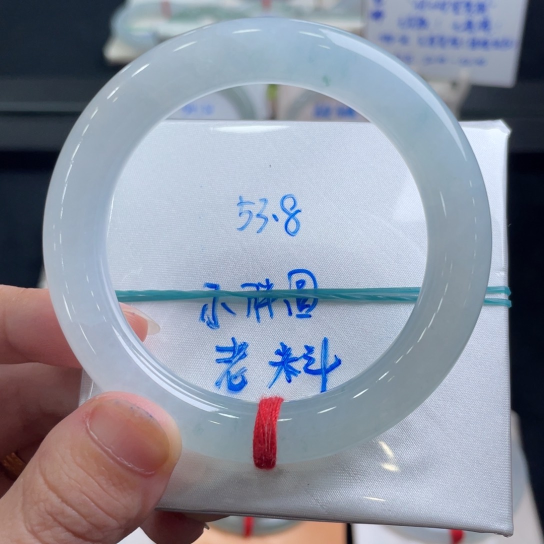 翡翠手镯未镶嵌翡翠手镯