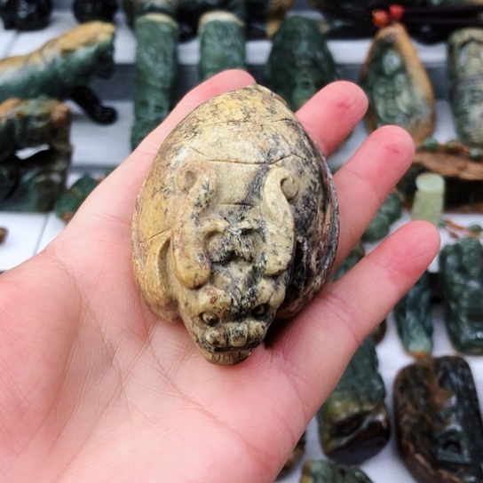未镶嵌岫岩河磨玉（透闪石质玉）把件