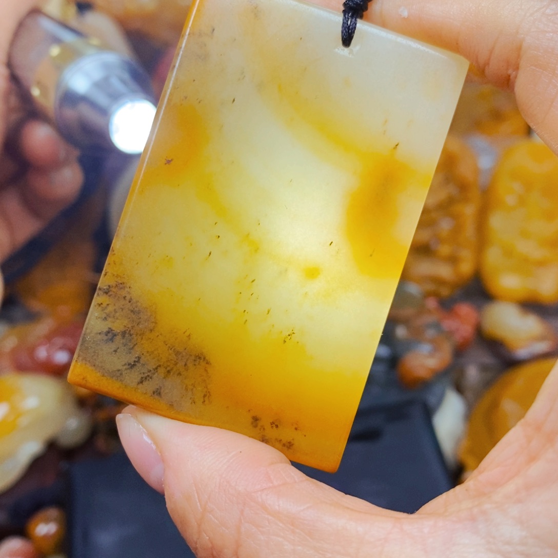 石英质玉（黄龙玉）颈饰未镶嵌