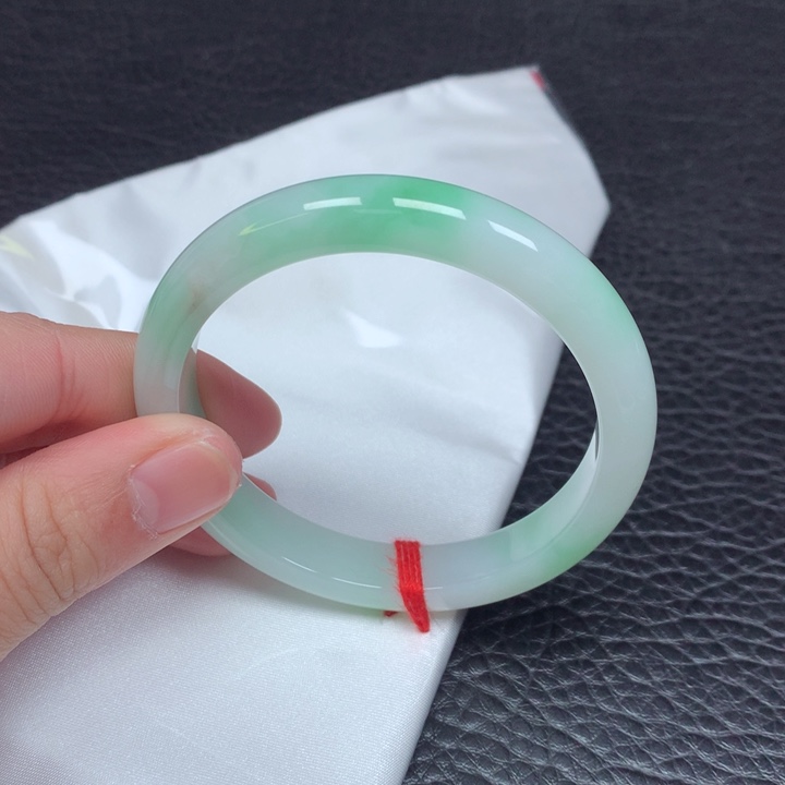 翡翠手镯未镶嵌。