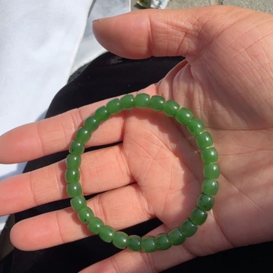 和田玉手链未镶嵌俄罗斯卡7x6辣阳绿，少点