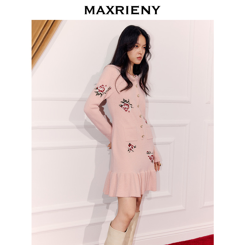 MAXRIENY珊瑚粉刺绣针织连衣裙冻糕粉色穿搭x型收腰长袖长裙25冬