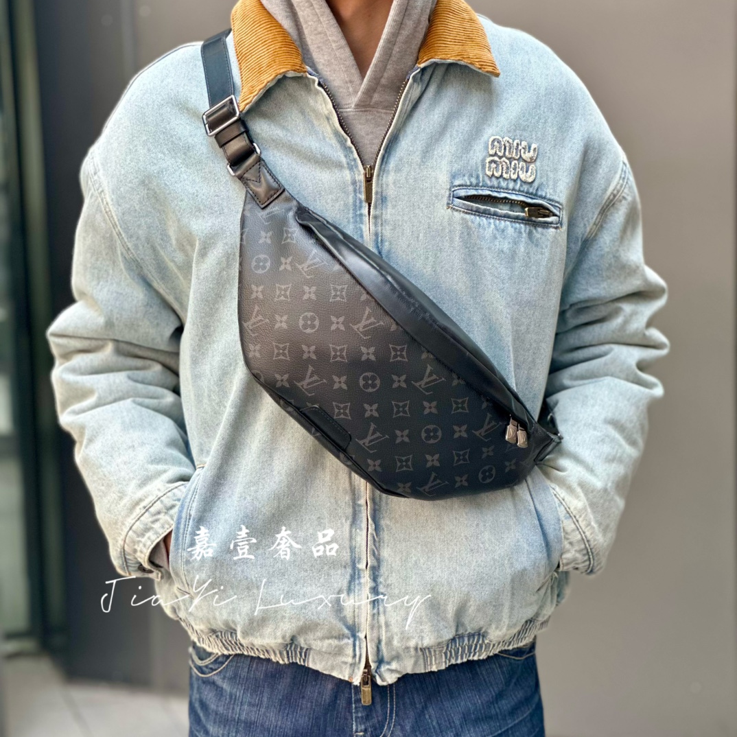嘉壹/99新(6541)Lv Discovery 经典黑老花单肩斜挎胸包腰包