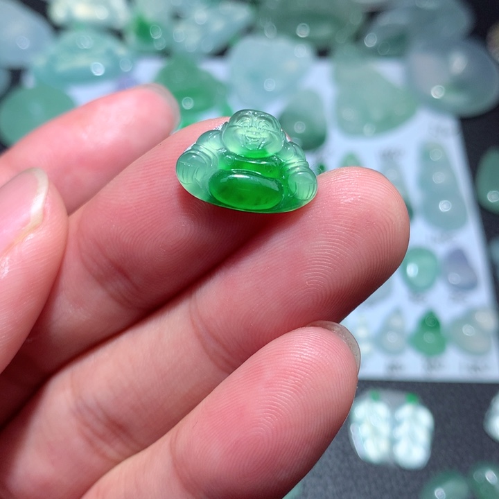 翡翠颈饰未镶嵌佛公