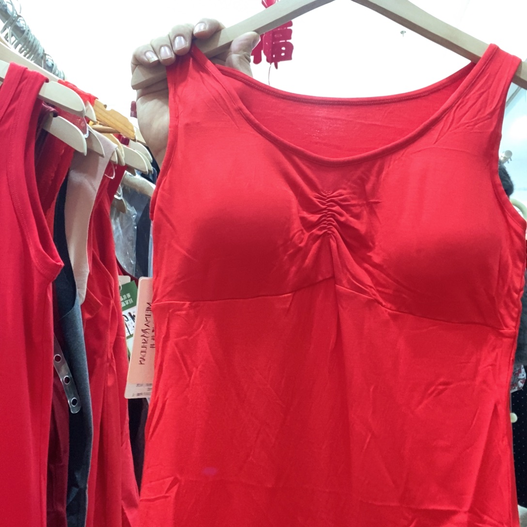 三醋酯纤维红背心