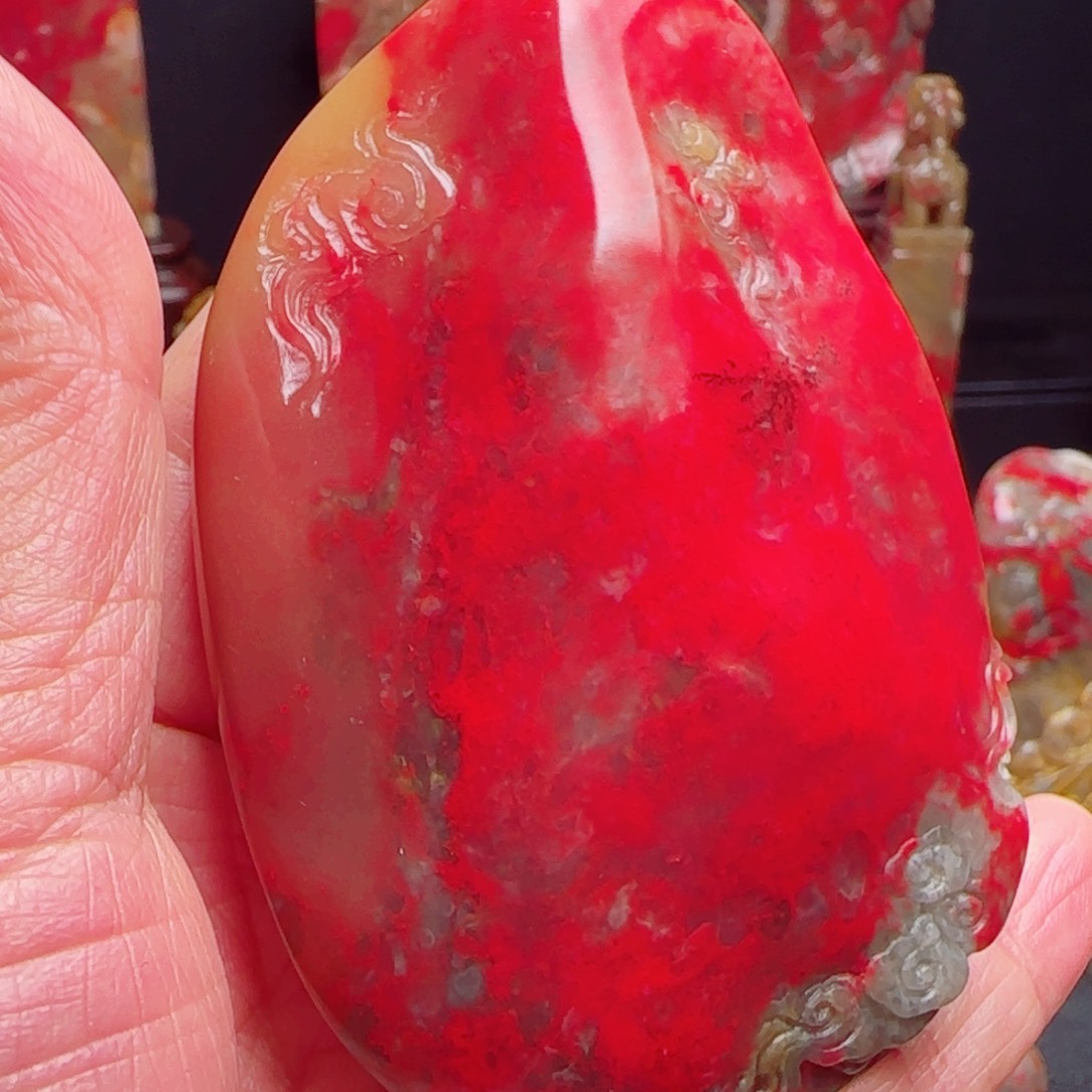 昌化石人**途昌化鸡血石