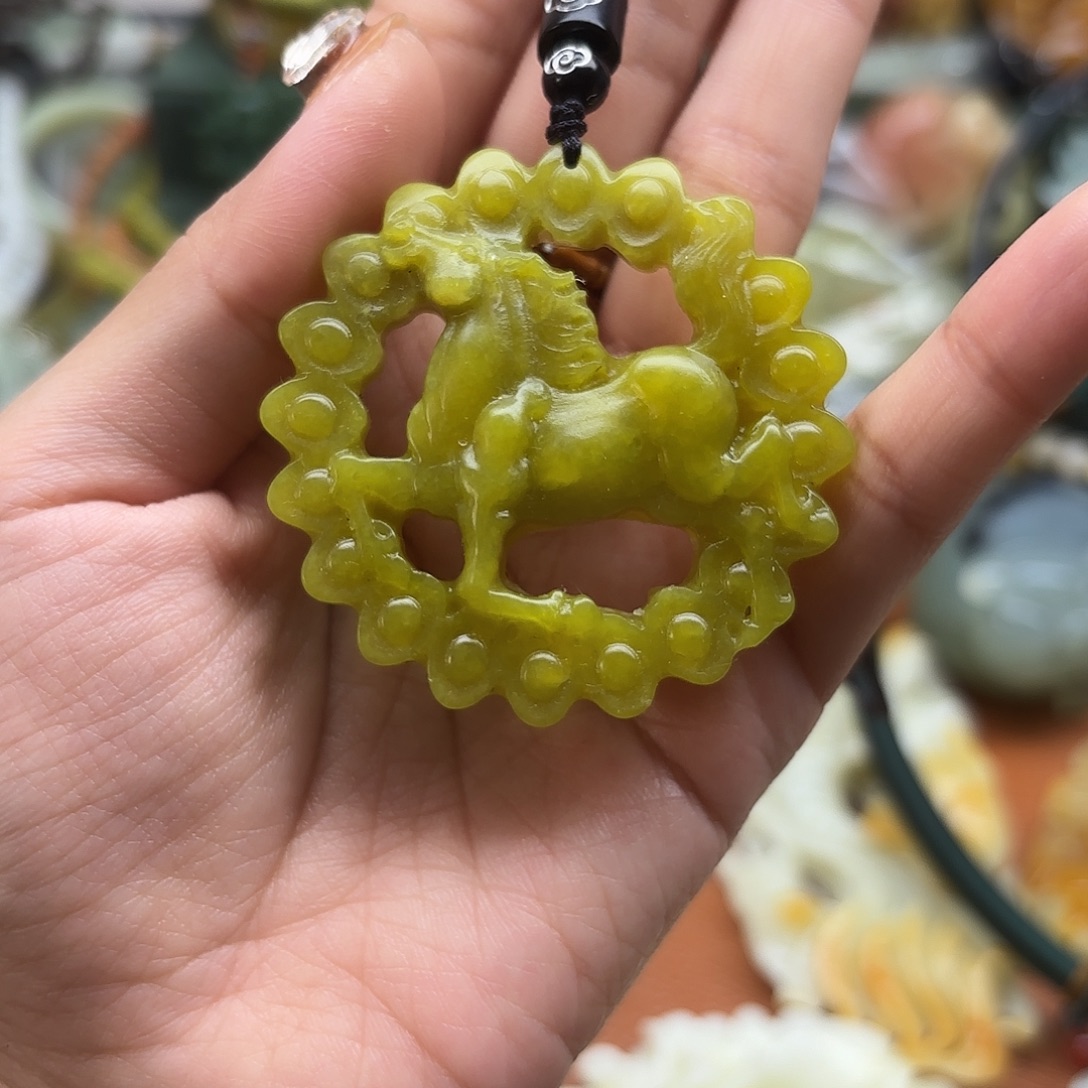 蛇纹石玉未镶嵌颈饰