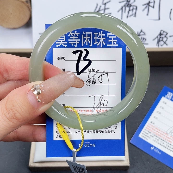 和田玉手镯未镶嵌