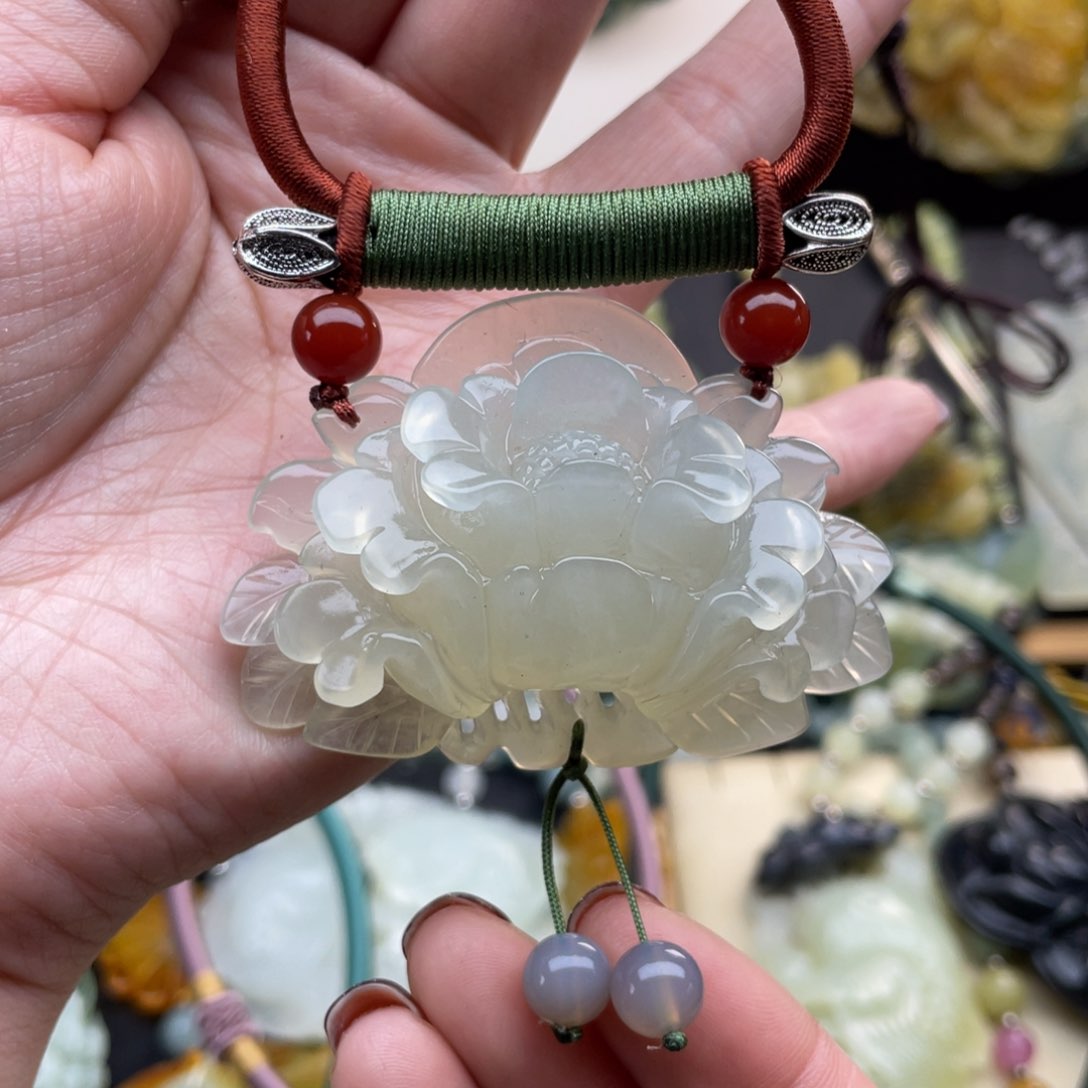 蛇纹石玉颈饰未镶嵌