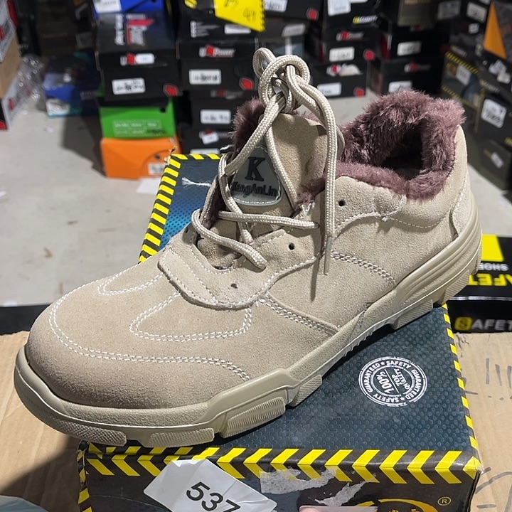 43码，编号595防砸防刺劳保鞋