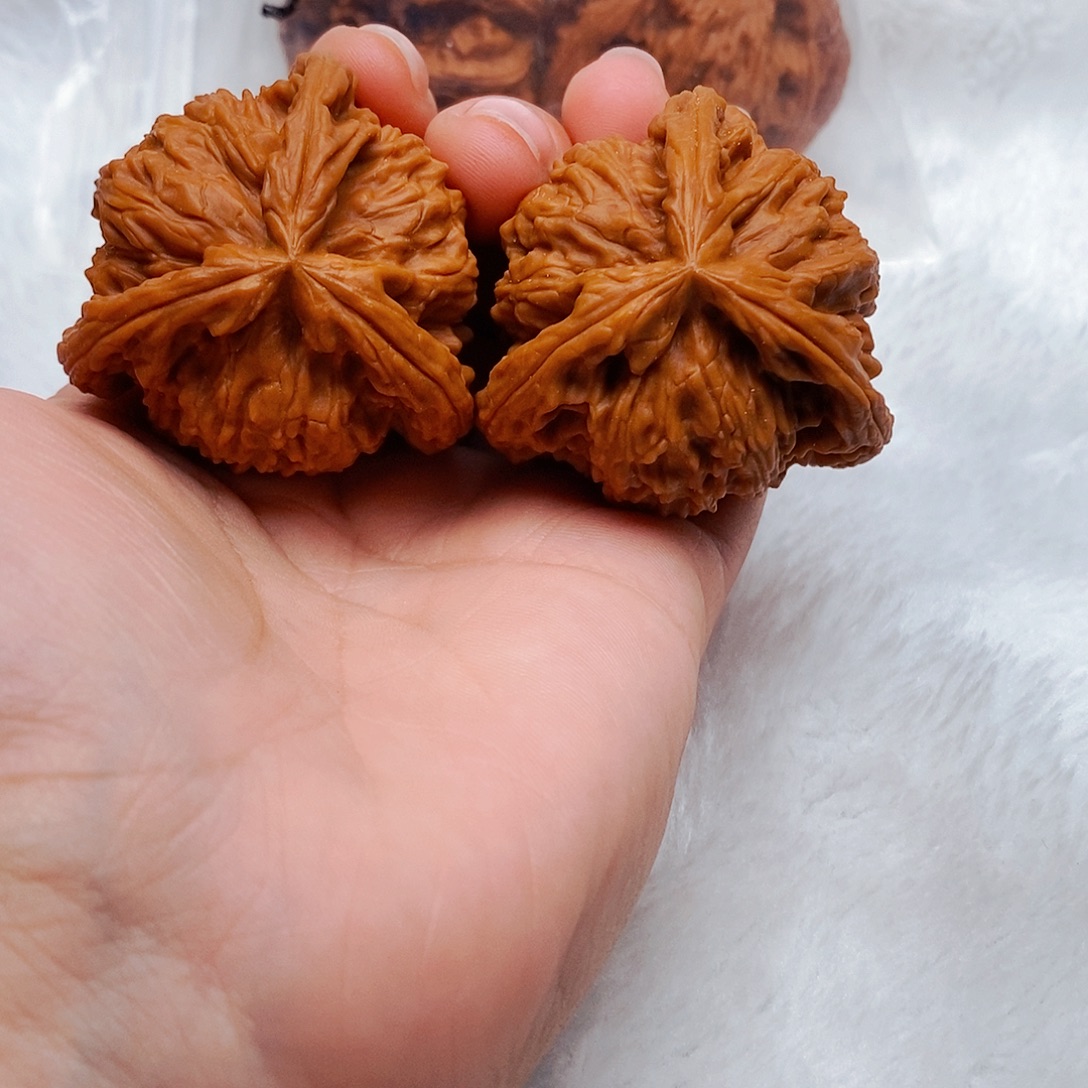 洪***宾文玩核桃吊坠三棱