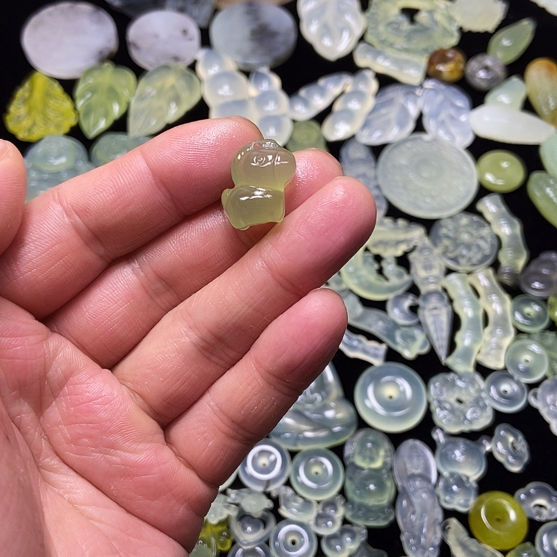 蛇纹石玉未镶嵌颈饰