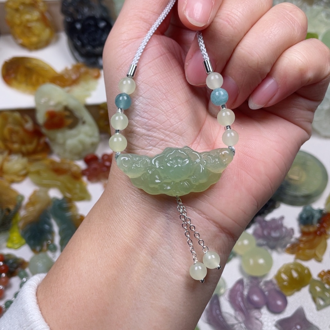 蛇纹石玉未镶嵌颈饰