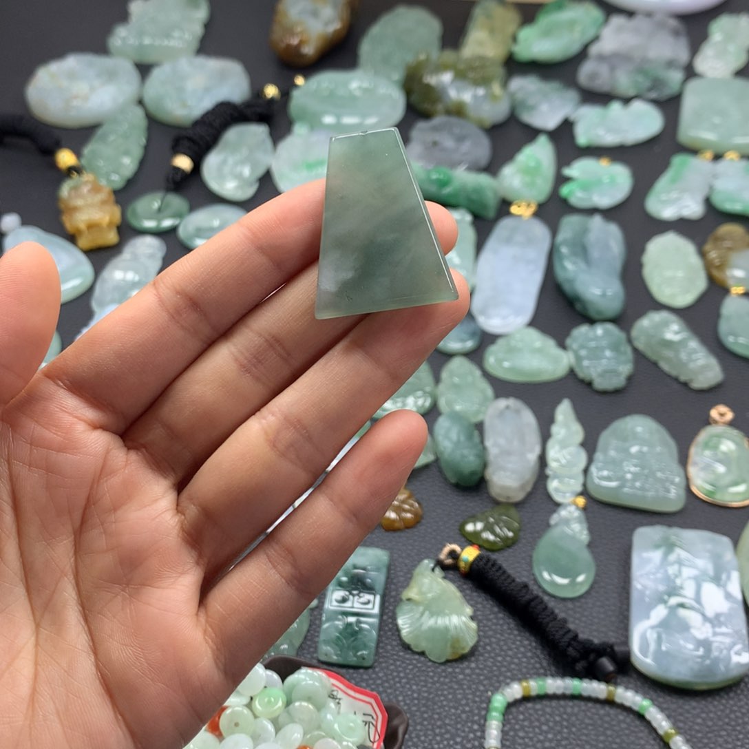 翡翠颈饰未镶嵌无事牌