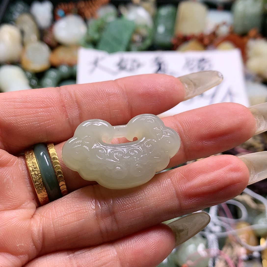 和田玉吊坠未镶嵌人**梦